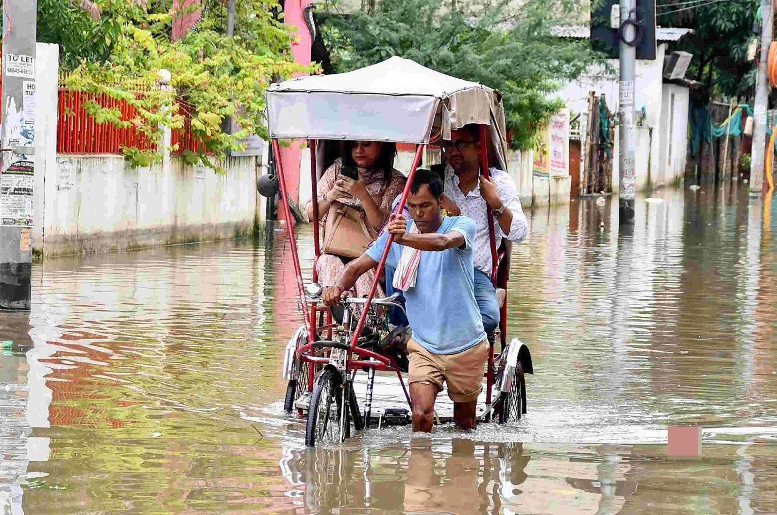 Guwahati Floods: GMC Warns Rs 5,000 Fine for Dumping Waste | Breaking News Guwahati